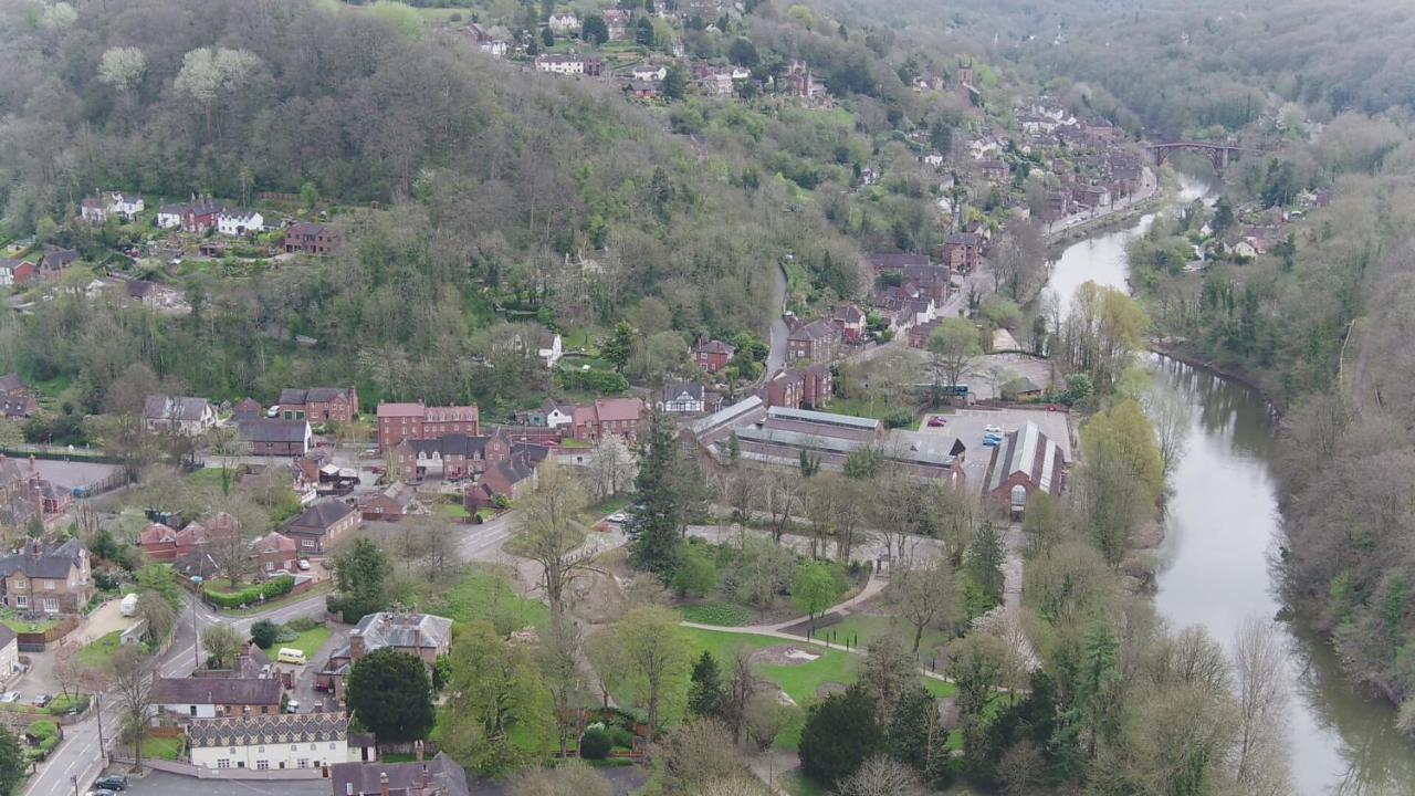 School Path Ironbridge Home With Roof Terrace ภายนอก รูปภาพ